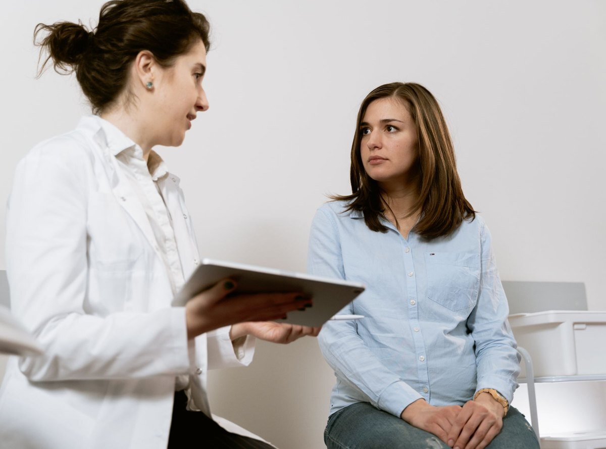 A doctor talking with an expectant mother in a clinic